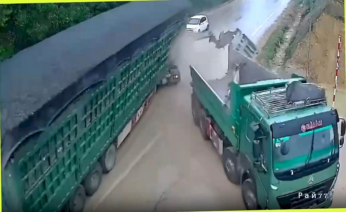 Грузовик не разъехался с большегрузом и опрокинулся на легковушку во Вьетнаме ▶️