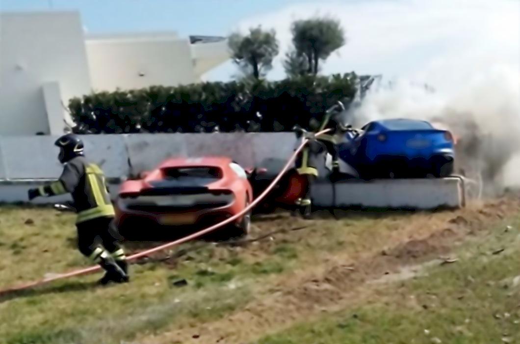 Зрелищное ДТП: два спорткара лишили бетонного забора домовладельца в Италии