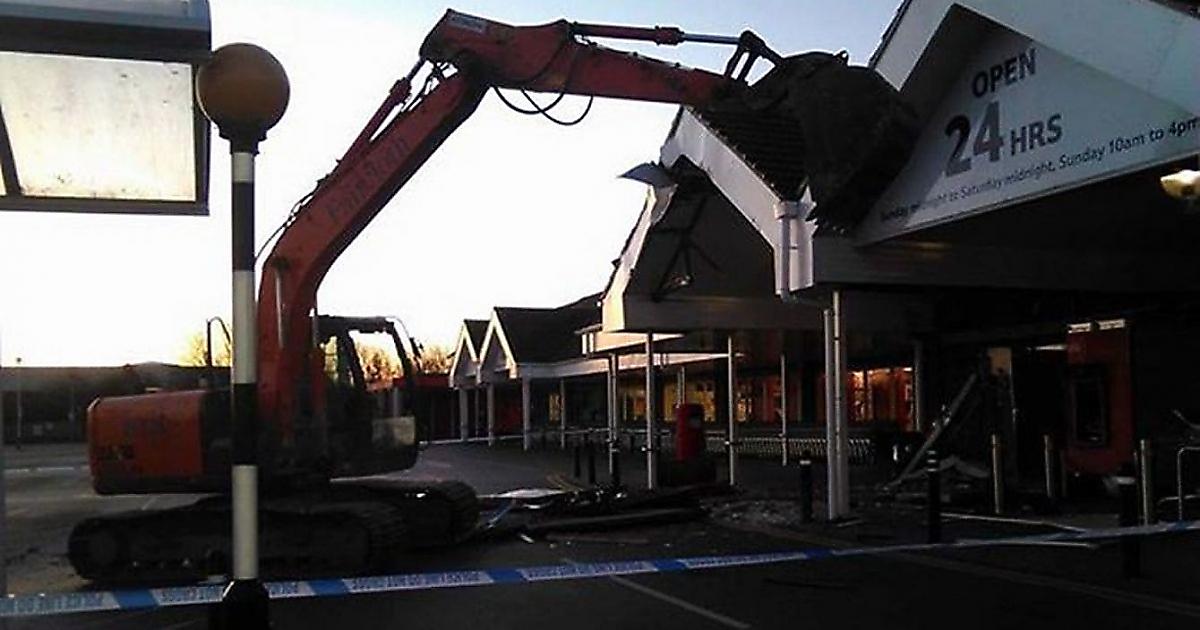 Грабители на экскаваторе демонтировали банкоматы в Британии