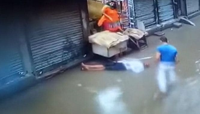 Прохожий, поражённый током на затопленной улице, испугал очевидцев происшествия в Индии (Видео)