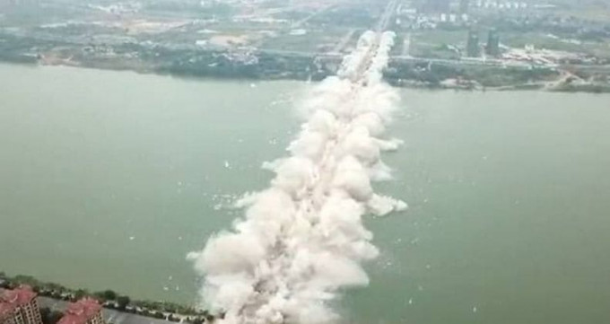 В Китае взорвали автомобильный мост (Видео)