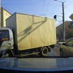 Водитель легковушки избежал столкновения с дрейфующим на скользкой дороге фургоном в Чите (Видео)