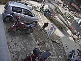Грузовик с отказавшими тормозами вызвал большой переполох в Непале ▶