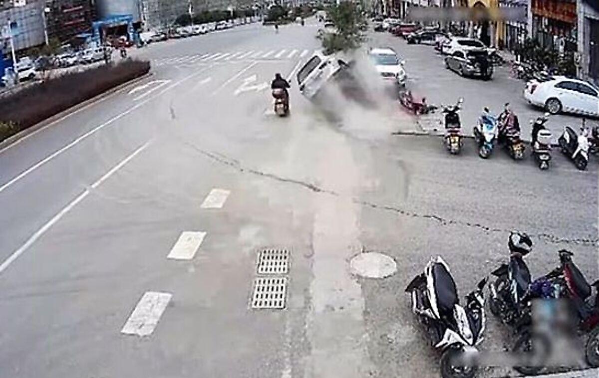 Легковушка снесла дерево и пролетела в считанных сантиметрах от мотоциклиста в Китае ▶