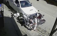 Мотоциклист успел схватить сына и отбежать в сторону перед неуправляемым автомобилем (Видео)