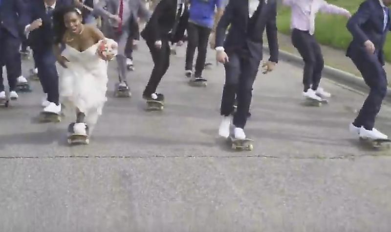 Невеста пожалела, что приняла участие в заезде скейтбордистов на свадебном мероприятии ▶