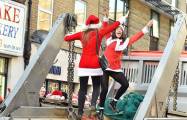 Тысячи разнополых «Санта - Клаусов» вышли на улицы Вуллонгонга, Лондона и Нью - Йорка + зомби вечеринка в Австралии (Видео) 112