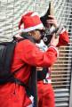 Тысячи разнополых «Санта - Клаусов» вышли на улицы Вуллонгонга, Лондона и Нью - Йорка + зомби вечеринка в Австралии (Видео) 44