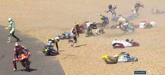 Мотосоревнование Гран-при Франции в Ле-Мане было прервано из за массового схода с дистанции, не справившихся со своими байками спортсменами.