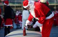 Тысячи разнополых «Санта - Клаусов» вышли на улицы Вуллонгонга, Лондона и Нью - Йорка + зомби вечеринка в Австралии (Видео) 54