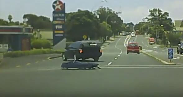 Похоронный катафалк потерял груз на оживлённом перекрёстке в Новой Зеландии (Видео)
