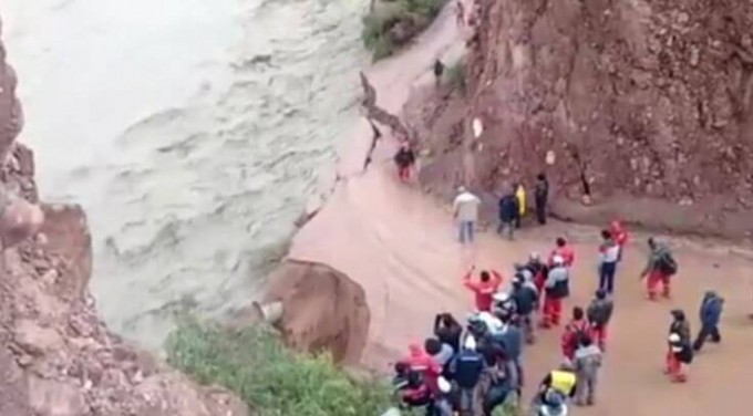 За мгновение до... Аргентинец чудом спасся, прежде чем пласт земли отвалился от скалы в реку (Видео)