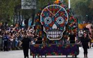 Тысячи мексиканцев приняли участие в параде, посвящённом дню мёртвых в Мехико. (Видео) 11