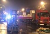 Три китаянки чудом выжили, оказавшись заблокированными в салоне расплющенного автомобиля, после крушения многотонного грузовика. (Видео) 2