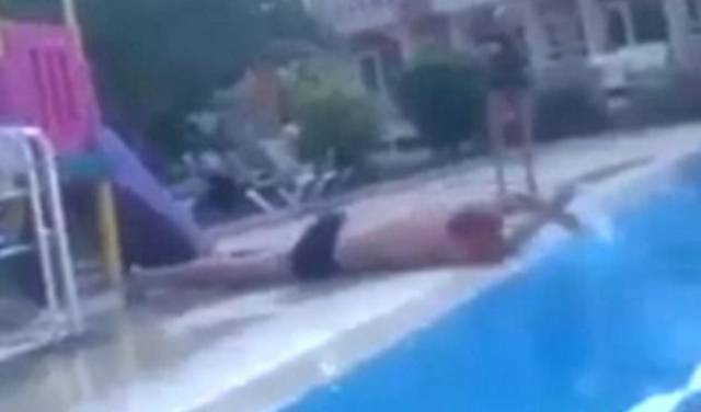 Пьяный турист из Белоруссии сломал детскую горку во время неудачного прыжка в бассейн на турецком курорте. (Видео)