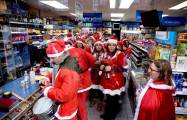 Тысячи разнополых «Санта - Клаусов» вышли на улицы Вуллонгонга, Лондона и Нью - Йорка + зомби вечеринка в Австралии (Видео) 113