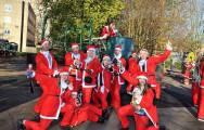 Тысячи разнополых «Санта - Клаусов» вышли на улицы Вуллонгонга, Лондона и Нью - Йорка + зомби вечеринка в Австралии (Видео) 53