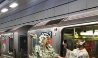 Аргентинская фотомодель, нарядившись в костюм с приклееными долларами, устроила акцию небывалой щедрости в нью-йоркской подземке. (Видео) 3