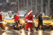 Тысячи разнополых «Санта - Клаусов» вышли на улицы Вуллонгонга, Лондона и Нью - Йорка + зомби вечеринка в Австралии (Видео) 154