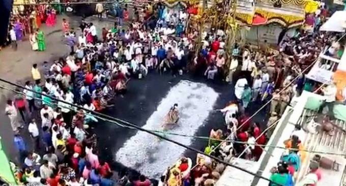 Индианка, наступив на подол своего платья, упала в горящие угли во время ритуала в Индии. (Видео)