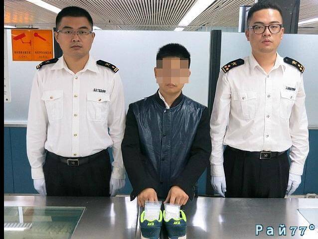 16 марта бдительные работники таможни арестовали странно передвигающегося мужчину на границе города Шэньчжэнь и Гонконгом.