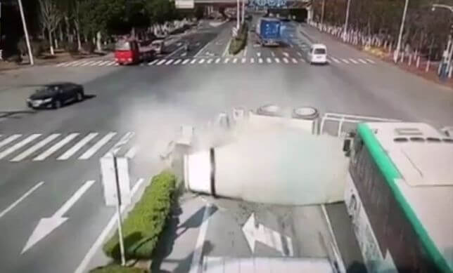 Крушение цементовоза попало на камеру на китайской магистрали (Видео)