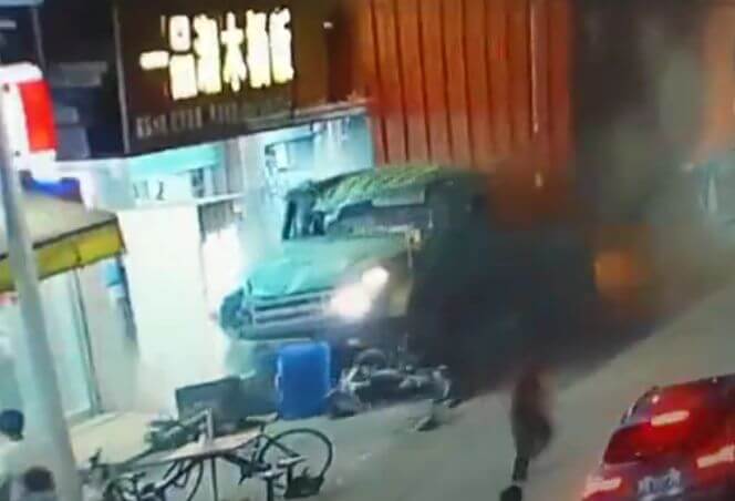 Трагедия по вине водителя, не поставившего на ручник грузовик, произошла в Китае (Видео)