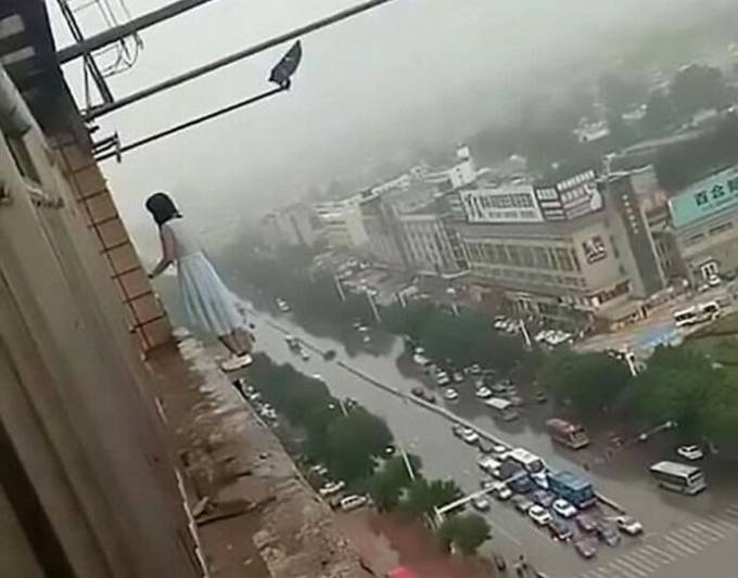 Попытка свести счёты с жизнью при падении с 18-ого этажа в Китае, закончилась «неудачей» для самоубийцы. (Видео)
