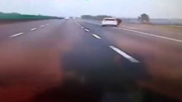 Девушка в порыве ссоры со своим бойфрендом, «катапультировалась» из несущегося на приличной скорости автомобиля в Тайване (Видео)