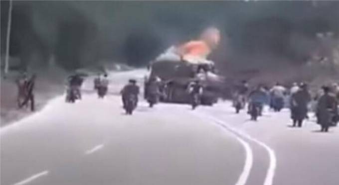 Банда байкеров ограбила грузовик с сахаром в Венесуэле (Видео)