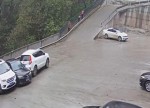 Владелец внедорожника дважды попытался покорить неприступный мост в Китае (Видео)