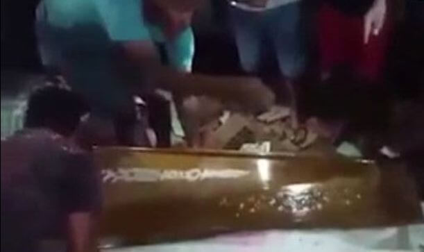 ШОК*! Женщина, ошибочно признанная мёртвой, в течении 11 дней пыталась выбраться из гроба в Бразилии (Видео)