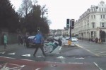 Пешеход точным ударом приземлил, убегающего от погони преступника (Видео)