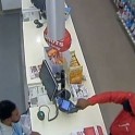 Неустрашимый продавец магазина взглядом «напугал» вооружённого пистолетом грабителя. (Видео)