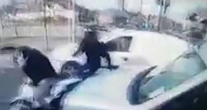 Автовладелец, врезавшись в мотоцикл грабителей, предотвратил похищение байка на автотрассе в Лондоне (Видео)