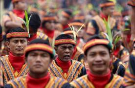 10000 индонезийцев исполнили «саманский» танец для привлечения туристов в регион, живущий по законам шариата. (Видео) 4