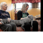 Ласковый крокодил посещает дома престарелых в качестве животного эмоциональной поддержки ▶ 0