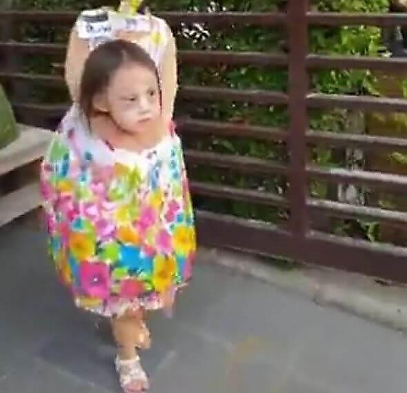 Маленькая девочка получила ужасный костюм на Хеллоуин от своих родителей на Филиппинах