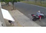 Мотоциклист случайно «похитил» зазевавшуюся прохожую в Бразилии ▶
