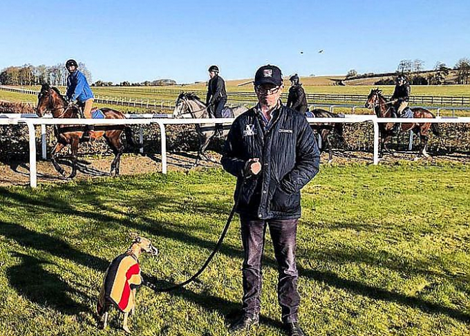Непослушный пёс ​устроил погоню за лошадьми на ипподроме в Британии