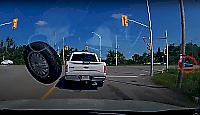 Отлетевшее колесо отвлекло внимание водителя и попало на видео в Канаде
