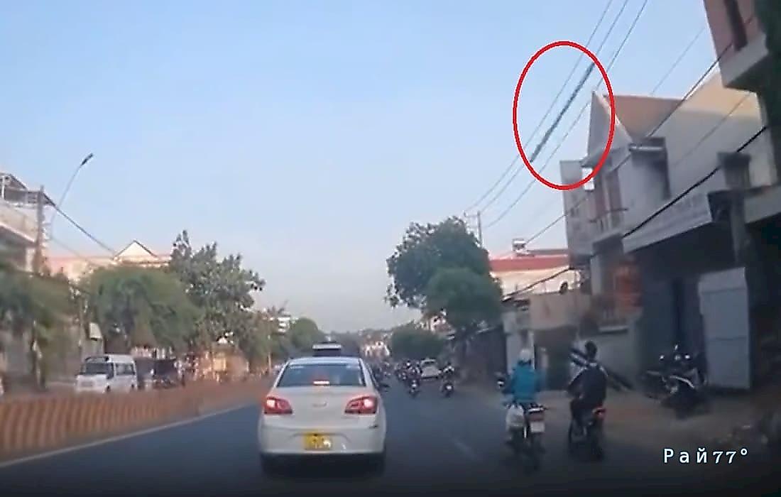 Железный брус упал с крыши и проверил на прочность шлем мотоциклистки во Вьетнаме