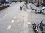 Легковушка снесла дерево и пролетела в считанных сантиметрах от мотоциклиста в Китае ▶