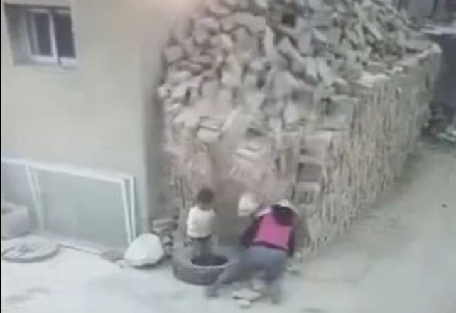 Мать не успела спасти детей, играющих возле кирпичной кладки в Китае (Видео)