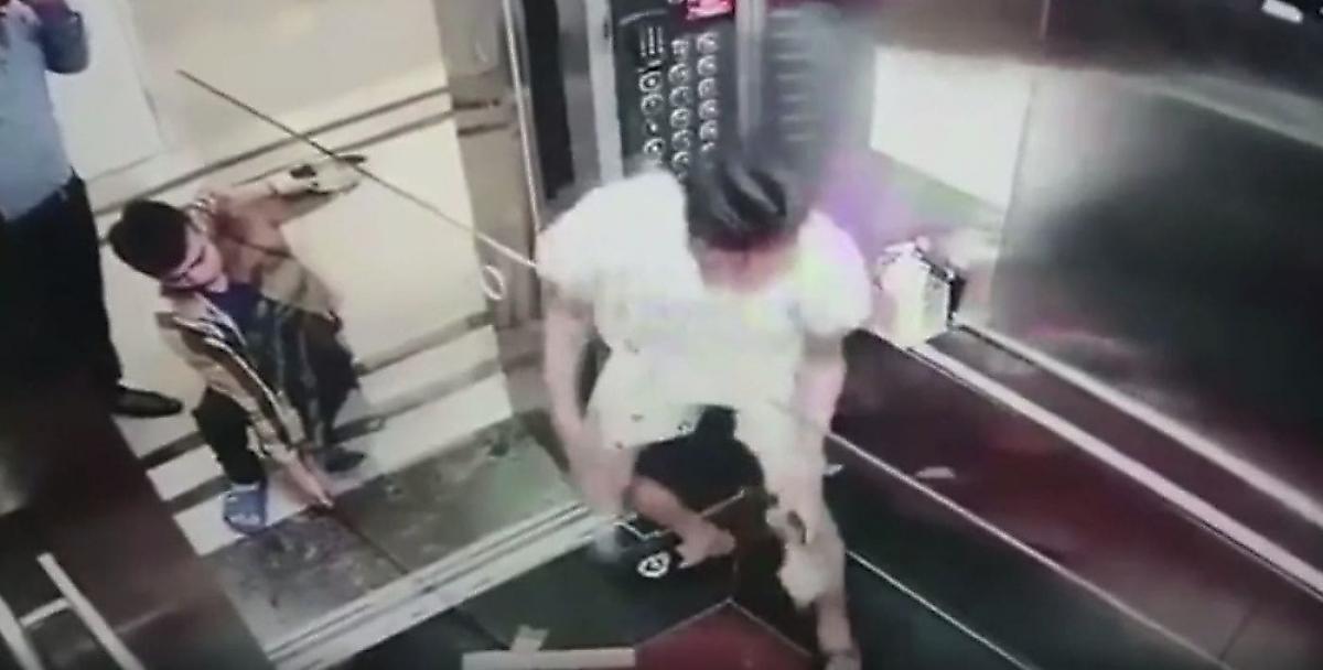 Крайне неудачная транспортировка стеклянной панели попала на видео во вьетнамском лифте