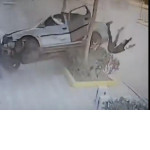 Водитель «лихо припарковал» автомобиль, «катапультировав» пассажира на дороге в Турции ▶