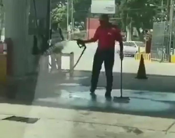 Заправщик, натирающий пол бензином, показал истинную стоимость топлива в Венесуэле ▶