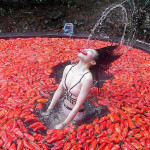 Молодая китаянка, сидя в ванной с красными перцами, выиграла конкурс по поеданию жгучего чили