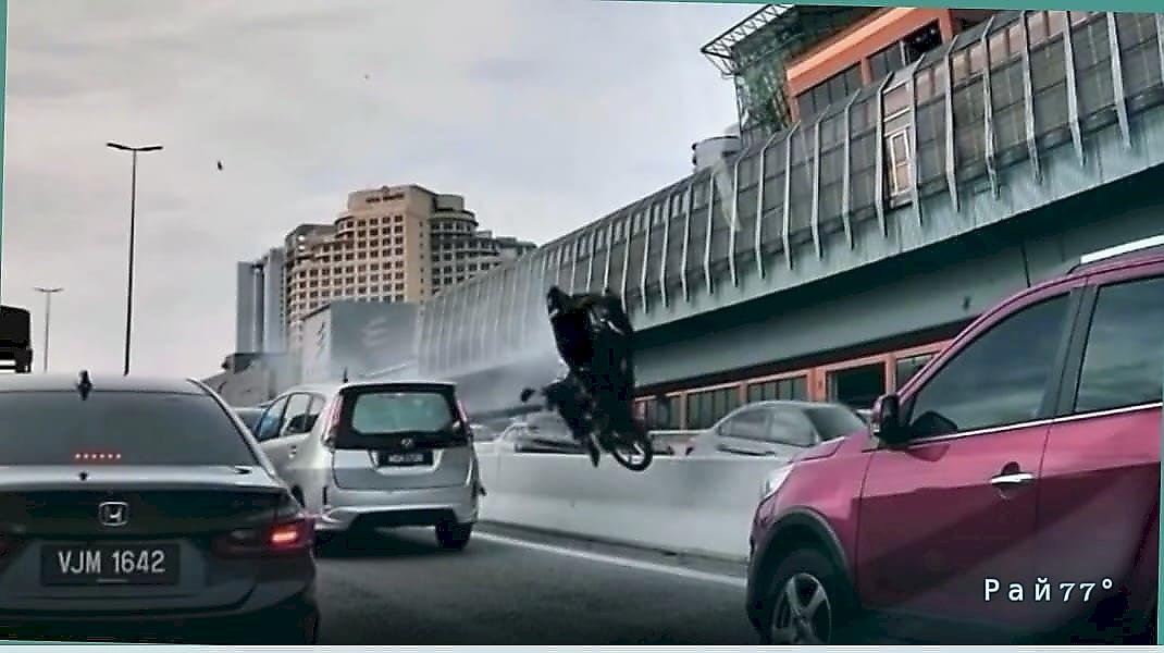 Стремительный полёт мотоцикла без байкера попал на видео в Малайзии