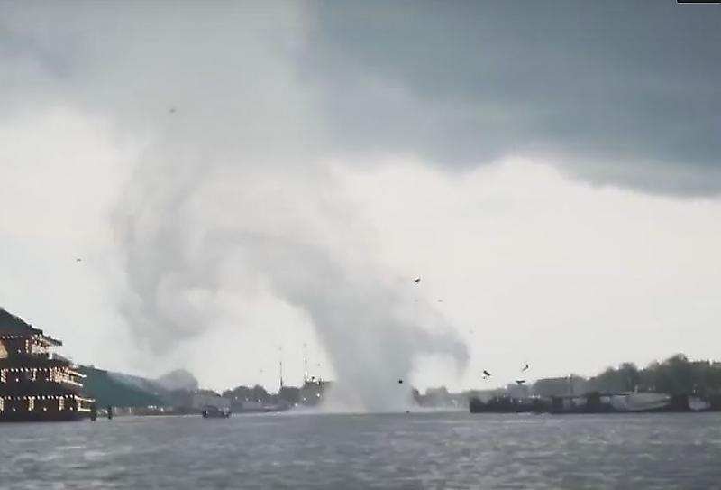 Торнадо поторопил голландских туристов, путешествующих на лодке по каналу ▶